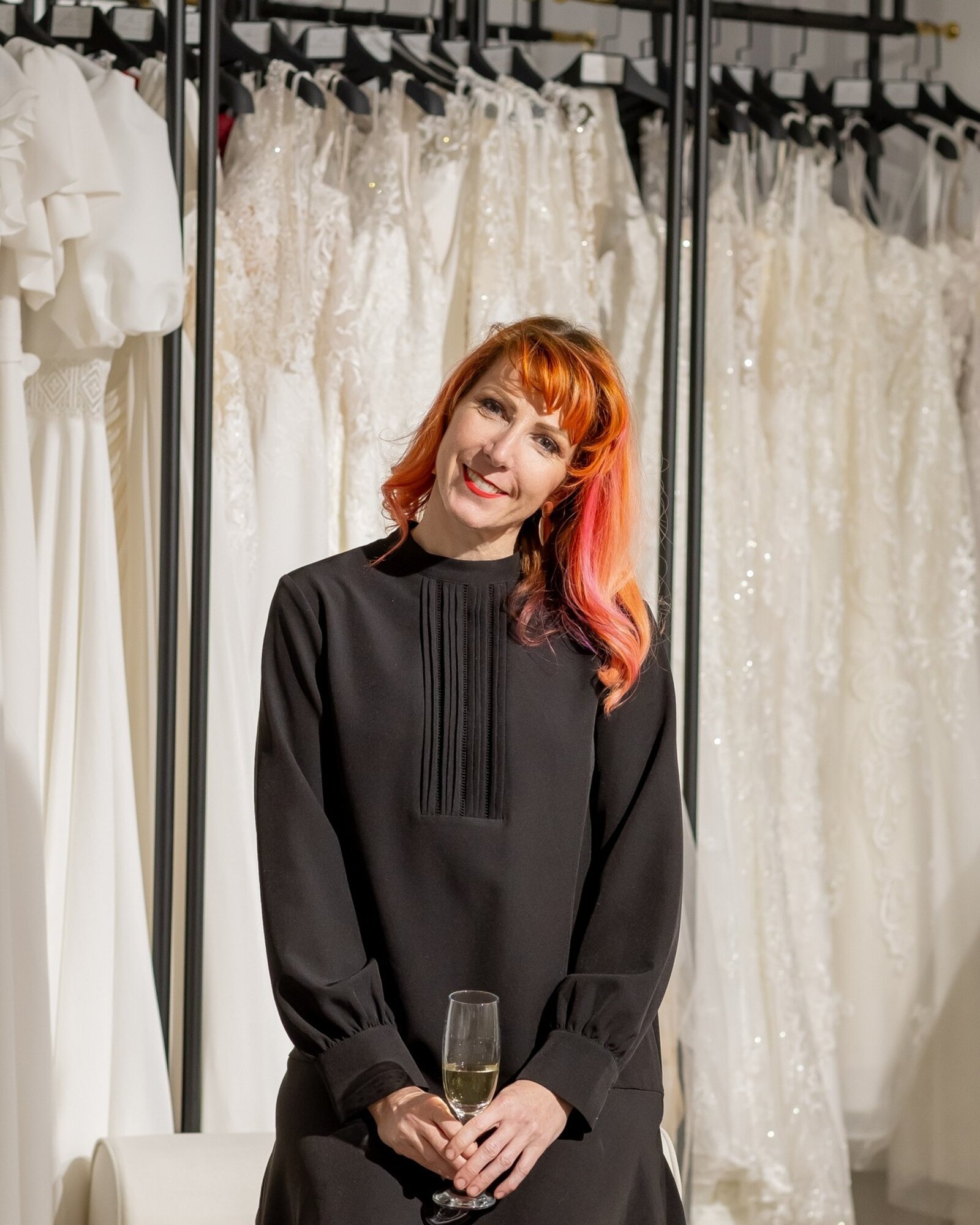 Detalhe de manequim com vestido bordado, atelier Noiva Lusa