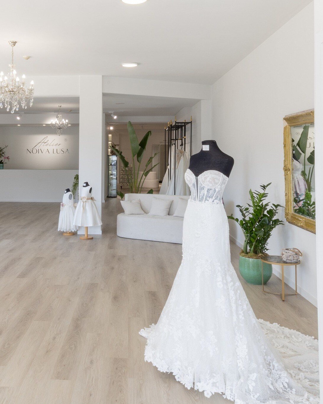 Noiva em prova lateral com consultora a verificar caimento, atelier Noiva Lusa