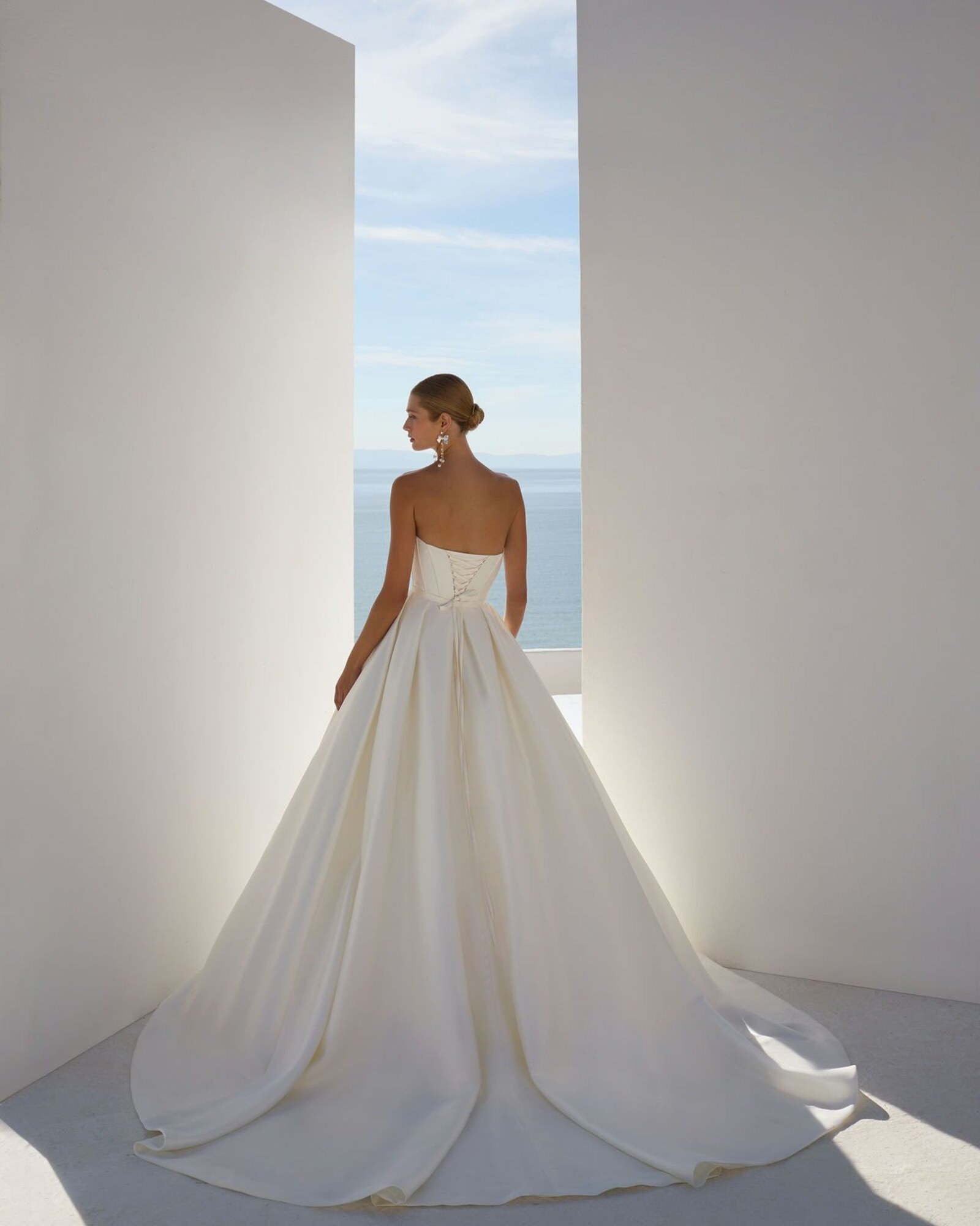 Vestido sereia de cetim, vista lateral, atelier Noiva Lusa