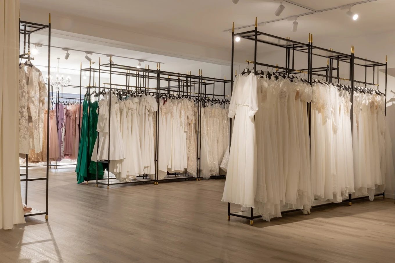 Interior do atelier Noiva Lusa, espaço de provas iluminado por luz natural
